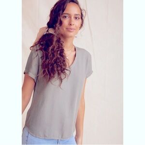BELLA DAHL V-NECK SHORT SLEEVE TEE EUC Sz L, Tan, 100% Rayon